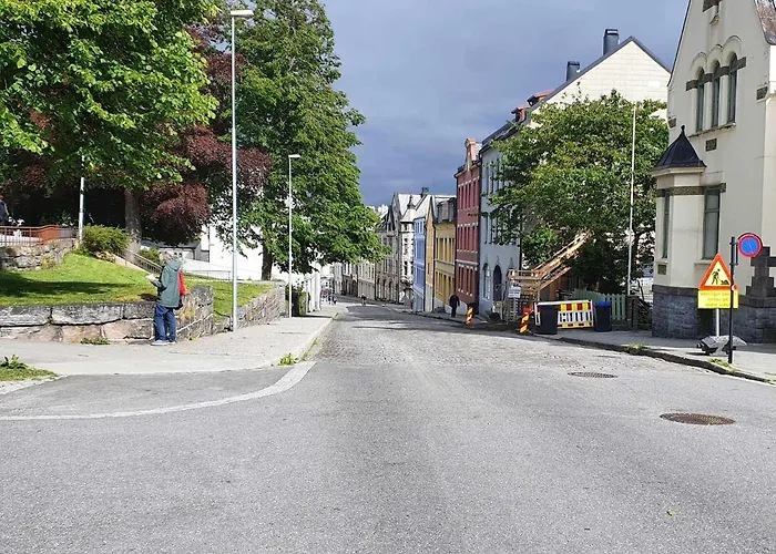 Near Brosundet, Newly Refurnished, Free Street Parking