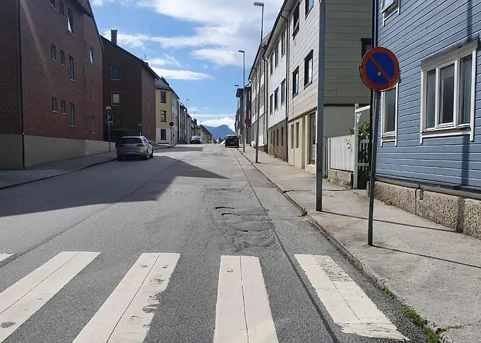Near Brosundet, Newly Refurnished, Free Street Parking