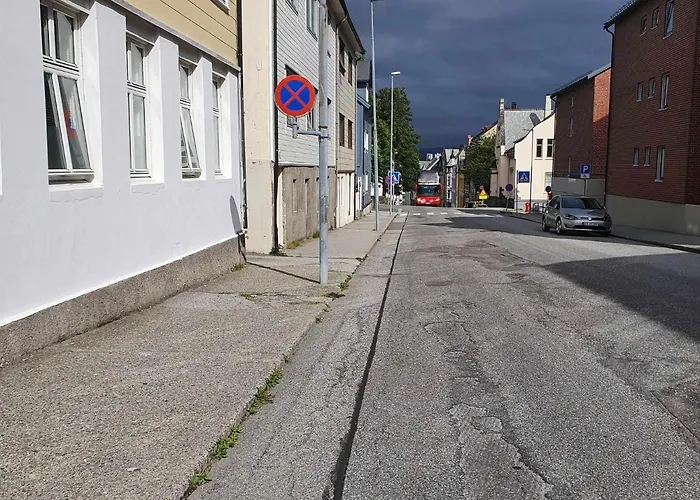Near Brosundet, Newly Refurnished, Free Street Parking