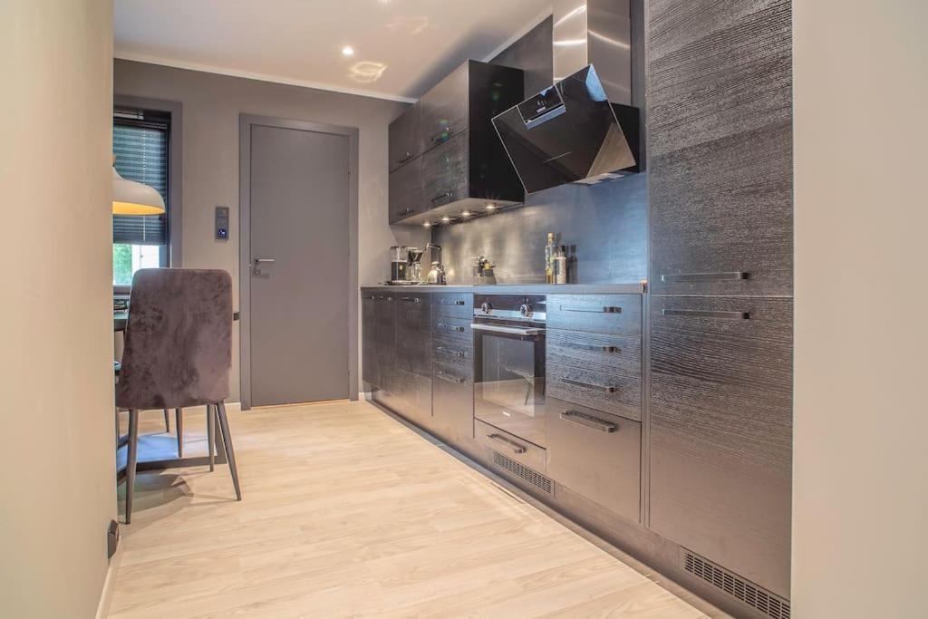 Near Brosundet, Newly Refurnished, Free Street Parking *