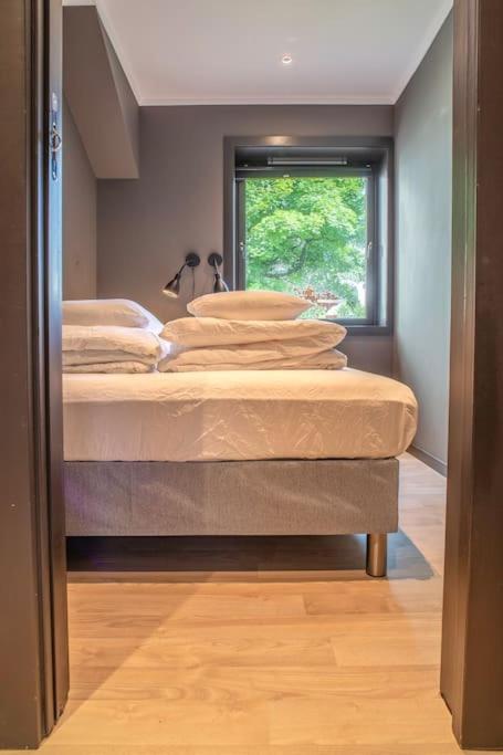 Apartment Near Brosundet, Newly Refurnished, Free Street Parking *
